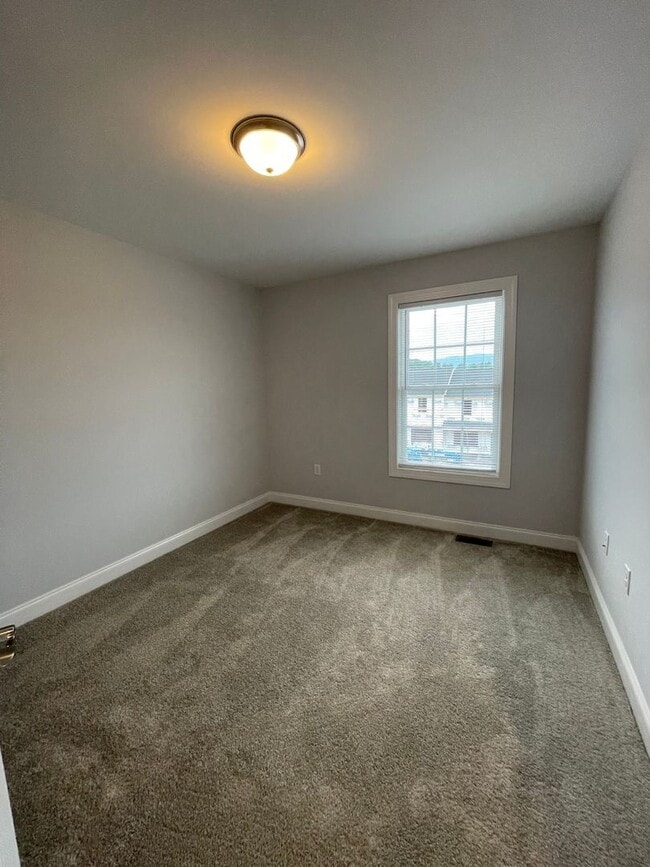 Building Photo - Townhome for rent in Cresent Ridge subdivision