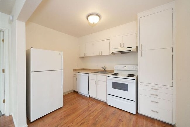 Building Photo - 1 bedroom available now!! Mid town!