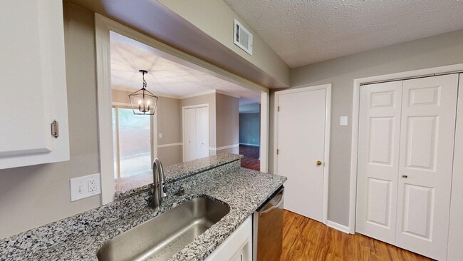 Building Photo - 2140 Fort Harrods Dr