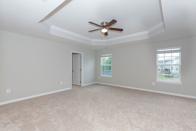 Building Photo - 5 Bed, 4.5 Bath Single Family Home in Step...