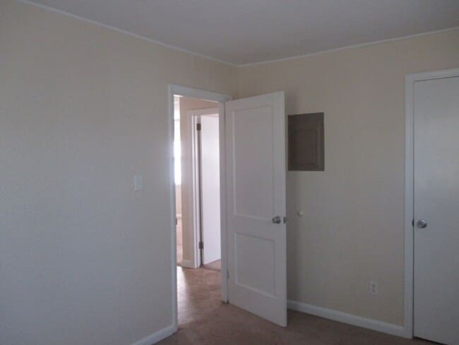 Building Photo - Nice two bedroom one bath duplex that is c...