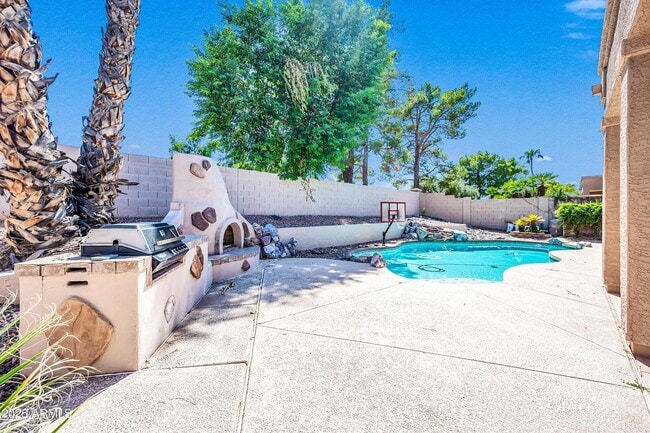 Building Photo - 875 W Aloe Pl