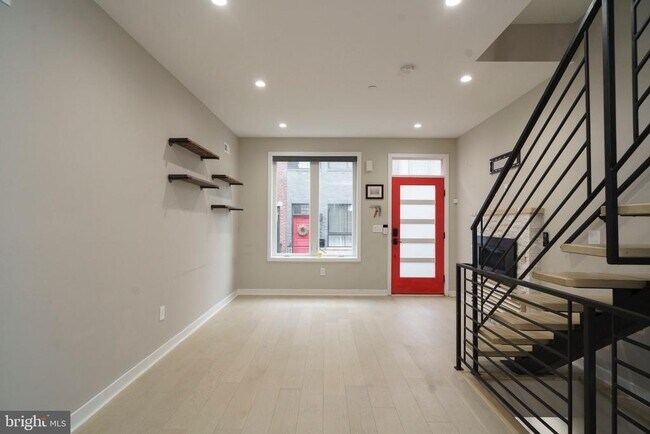 Building Photo - 1449 N Myrtlewood St