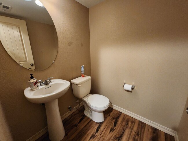 Building Photo - Stunning 4 Bed 3 Bath Home Near Peterson A...