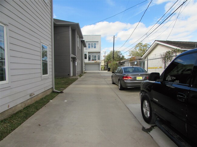 Building Photo - 3249 Dixie Dr