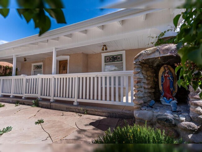 Building Photo - 549 Agua Fria St