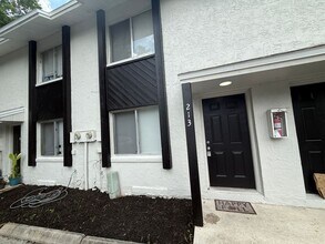 Building Photo - 213 S Moss Rd
