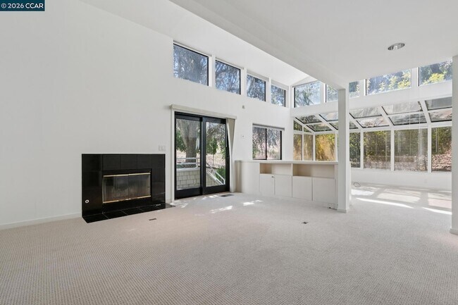 Building Photo - 660 La Casa Via