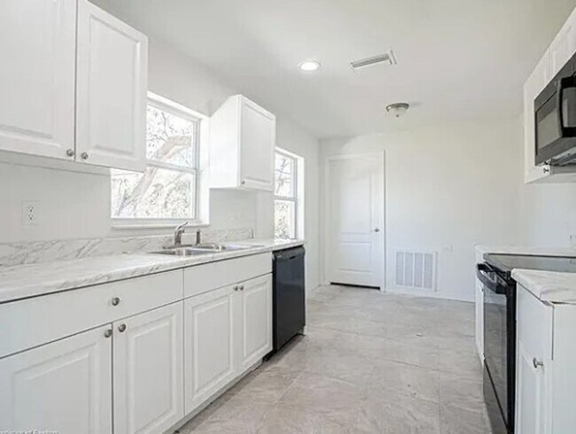 Building Photo - GREAT LAKE PLACID LOCATION 3/2/1-SEE IT TODAY