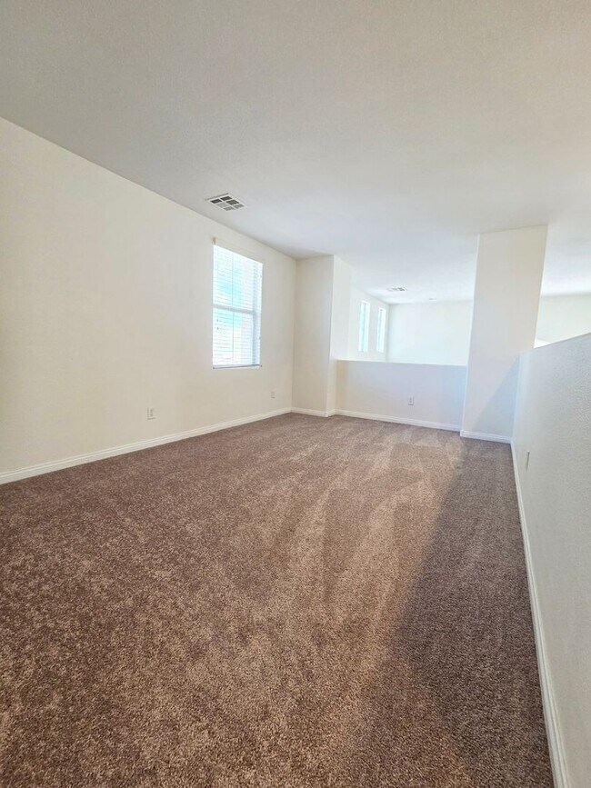Building Photo - Spacious 4 Bed Home with Loft & 3-Car Garage