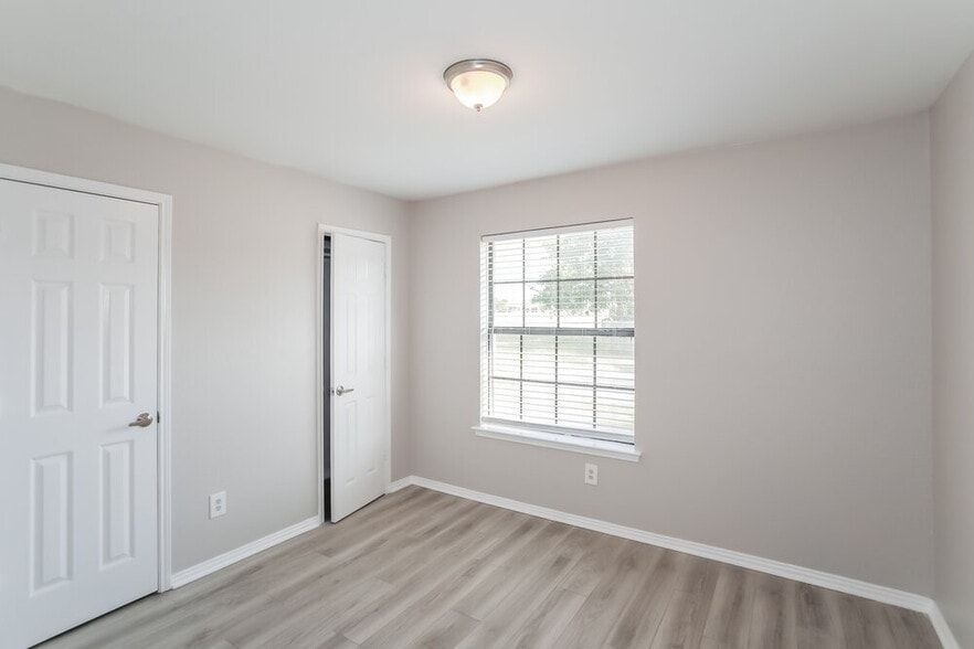 Building Photo - 216 Lantana Dr