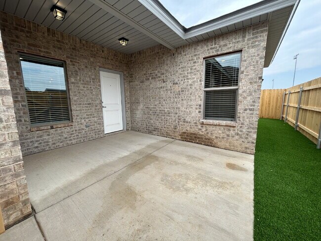 Building Photo - Gorgeous Duplex in Frenship East!