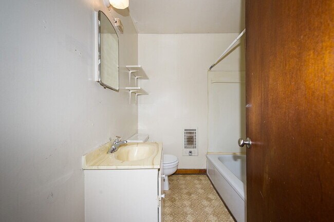 Building Photo - For Rent: 1BR, 1BA duplex (application pending)