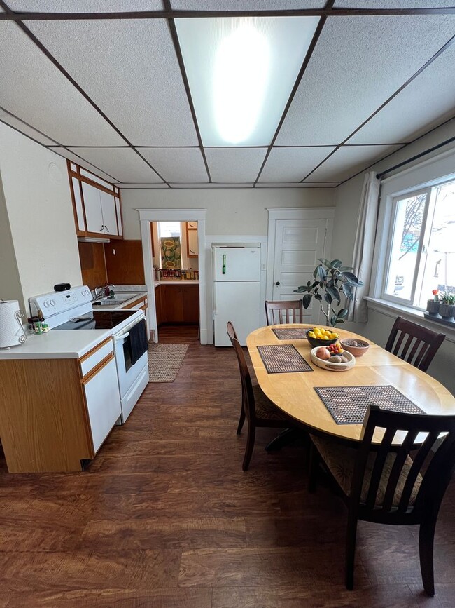 Building Photo - AVAILABLE AUGUST 1 - Spacious 3+ Bedroom Home