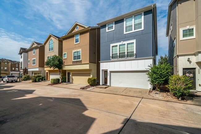 Building Photo - 3210 Clearview Cir