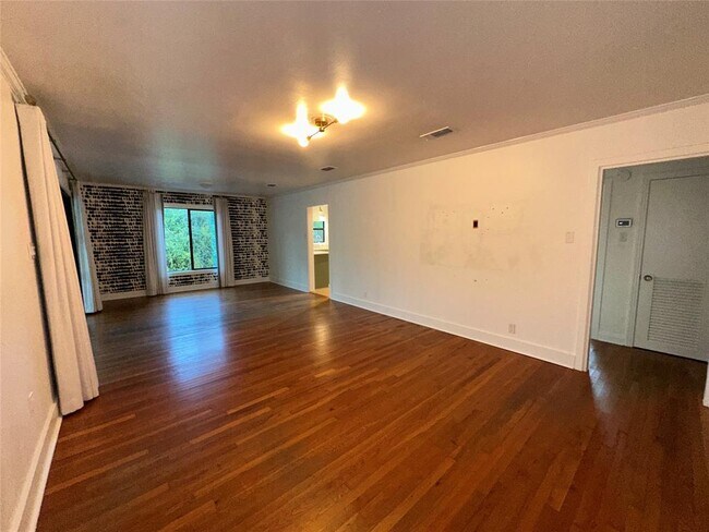 Building Photo - 4711 Fairview Dr