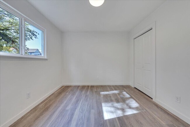 Building Photo - 361 Mountain Ave SW