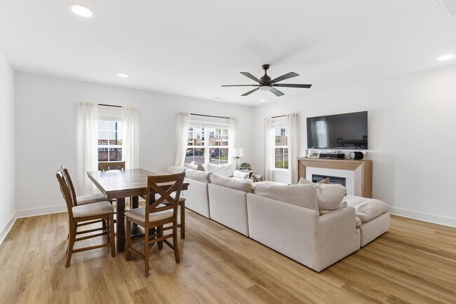 Building Photo - Modern Townhome in Madison