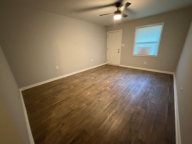 Building Photo - 5909 Lone Oak Dr SW