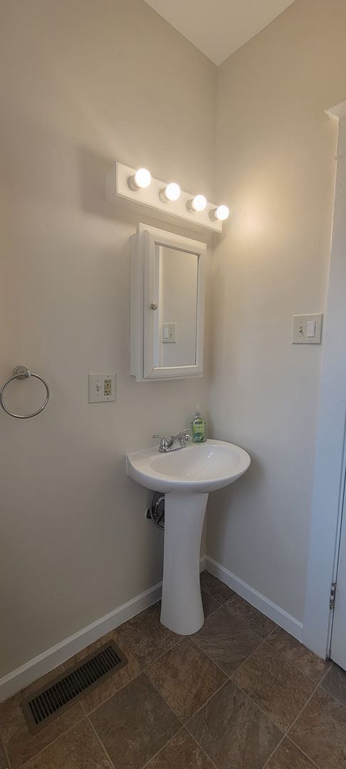 Building Photo - Downstairs unit @1034 NE Davis St - Lowered Price!