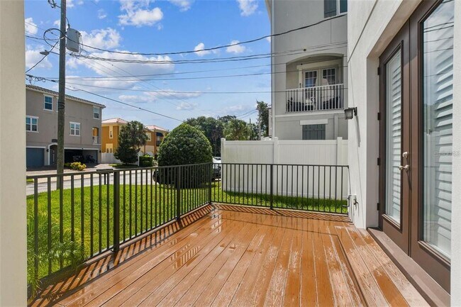 Building Photo - 403 S Melville Ave