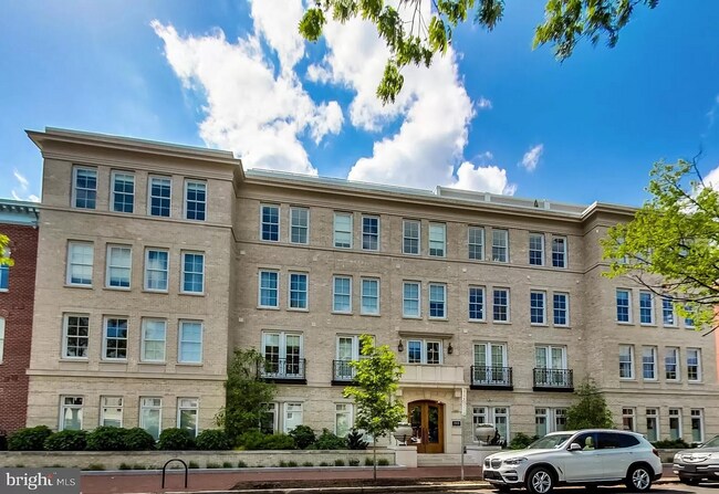 Building Photo - 300 8th St NE