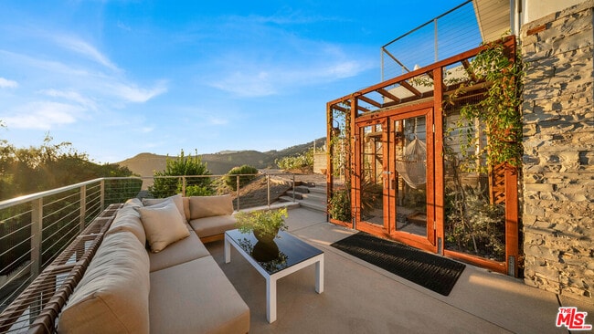 Building Photo - 2915 Tuna Canyon Rd