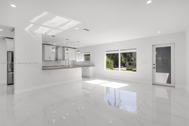 Building Photo - 7420 Beach View Dr