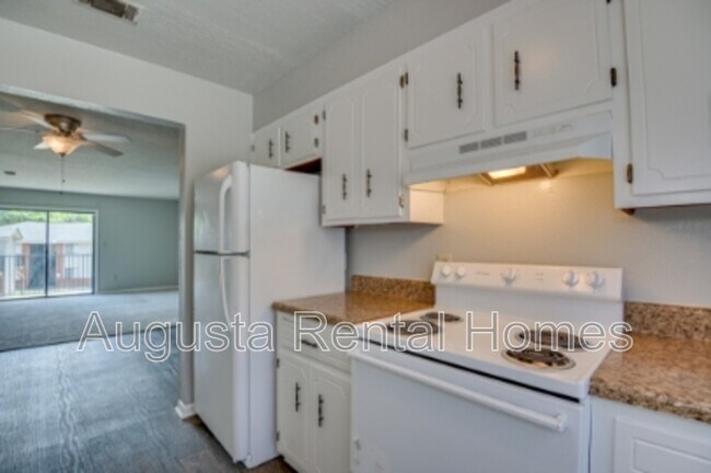 Building Photo - 2822 Thomas Ln