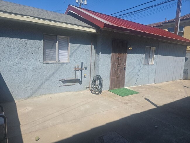 Building Photo - Must see this Large  one bedrom one bath  ADU home with availalbe off street parking.