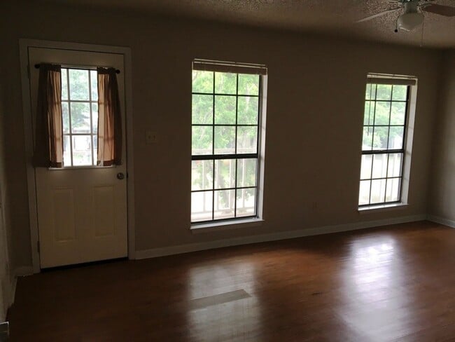 Building Photo - 3 Bedroom 2-1/2 Bath in McGregor