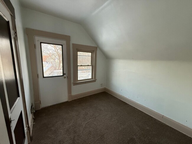 Building Photo - 3 BED 1 BATH IN THE OLD BROOKLYN NEIGHBORH...