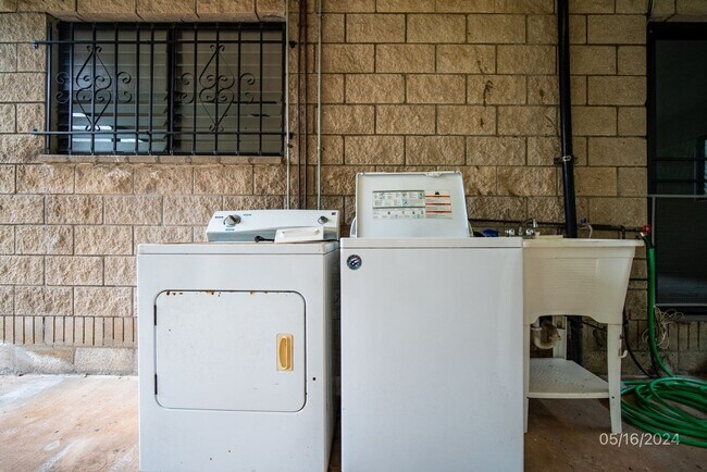 Building Photo - 2BR/1BA/2PKG(TANDEM) DOWNSTAIRS UNIT IN ALIAMANU THREE PLEX