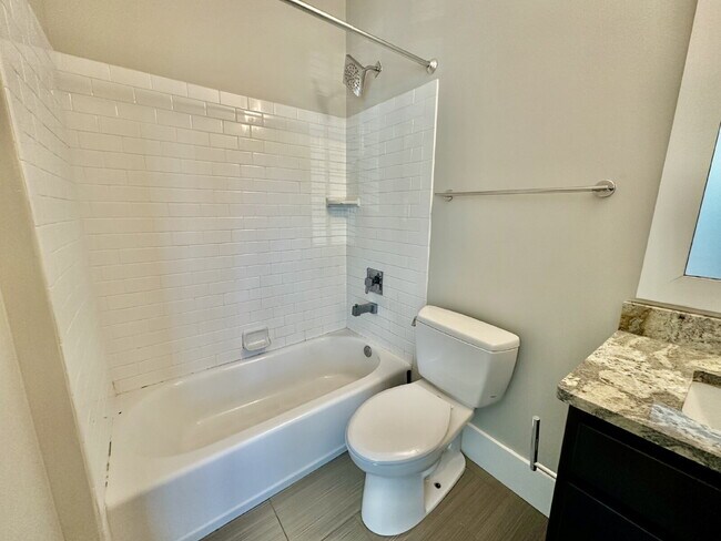 Building Photo - Two Bedroom Condo in the Heart of the Bluffton Promenade!