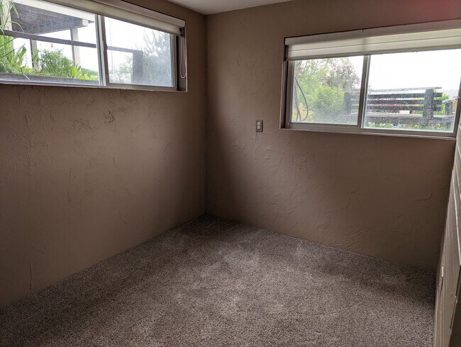 Building Photo - Luxurious 4 bedroom 2 bath house with river view - pet-friendly!