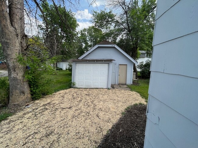 Building Photo - Great 2 bedroom plus den in a two-level ho...