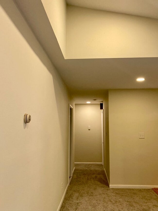 Building Photo - 16 Aquarius Ct