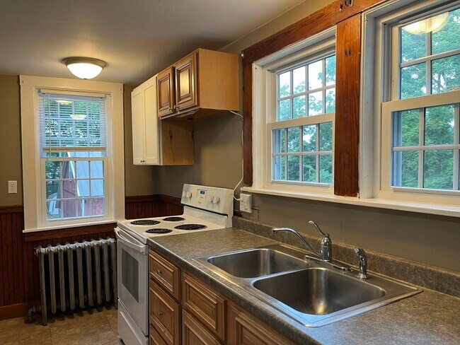 Building Photo - 52 Elmwood St
