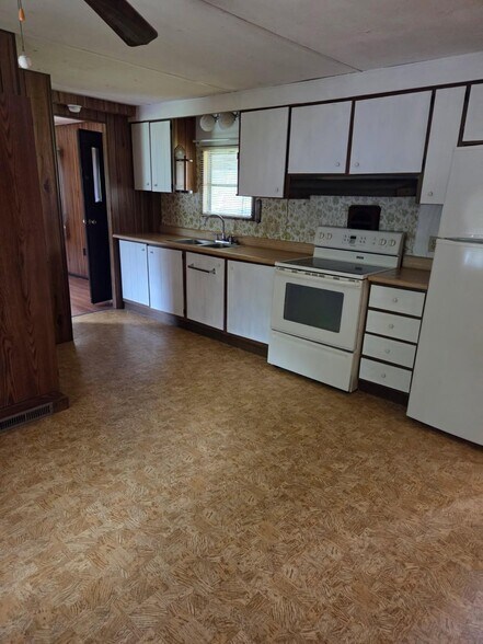 Kitchen - 106 Russell Ln