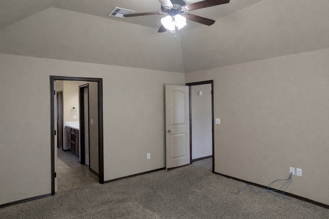 Building Photo - Comfort, Space & Flexibility – 3 Bed Home in Moore School District