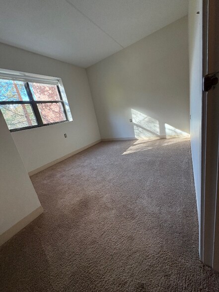 Building Photo - 4 Cedar St