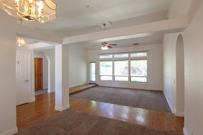 Building Photo - 3 Bedroom Home in Country Heights