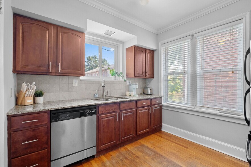 Building Photo - 7055 Dartmouth Ave