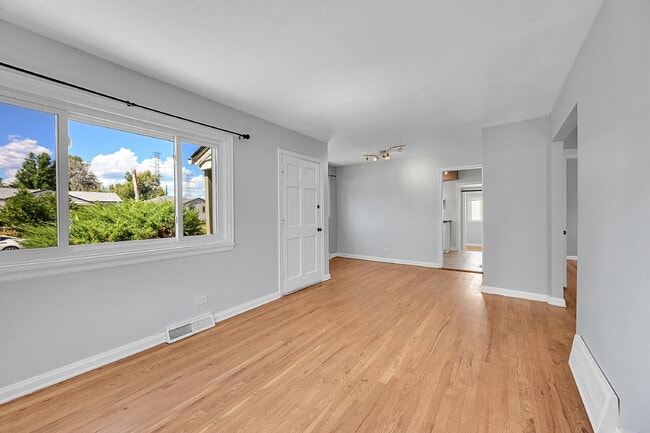 Building Photo - $2,295.00 - 3 Bedrooms, 1 Bathroom, Single...