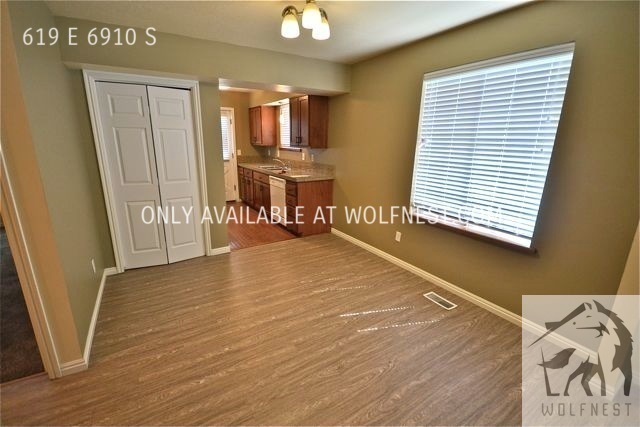 Building Photo - Gorgeous 3 Bed Midvale Townhome! No Deposi...