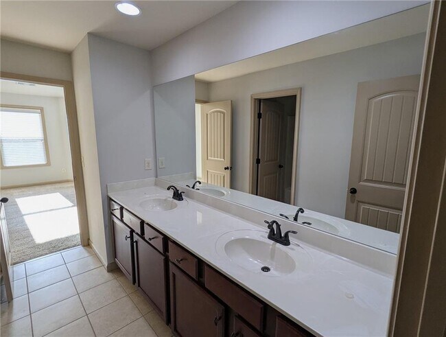 Building Photo - 4635 Belcrest Way