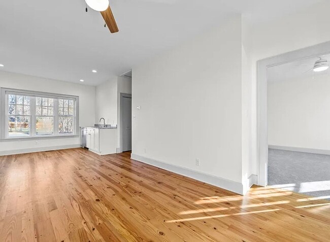 Building Photo - Beautiful 2 bed/2 bath cottage in perfect ...