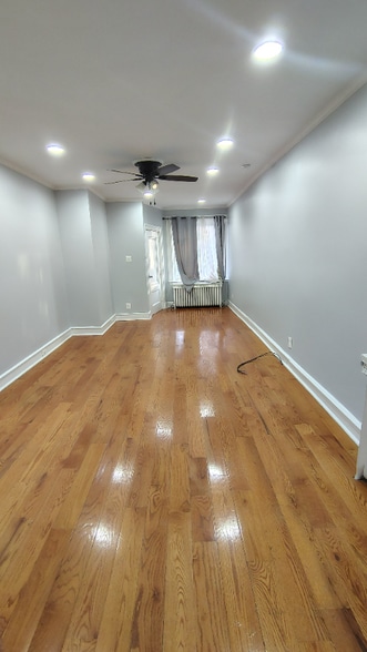 Building Photo - 523 W Nedro Ave