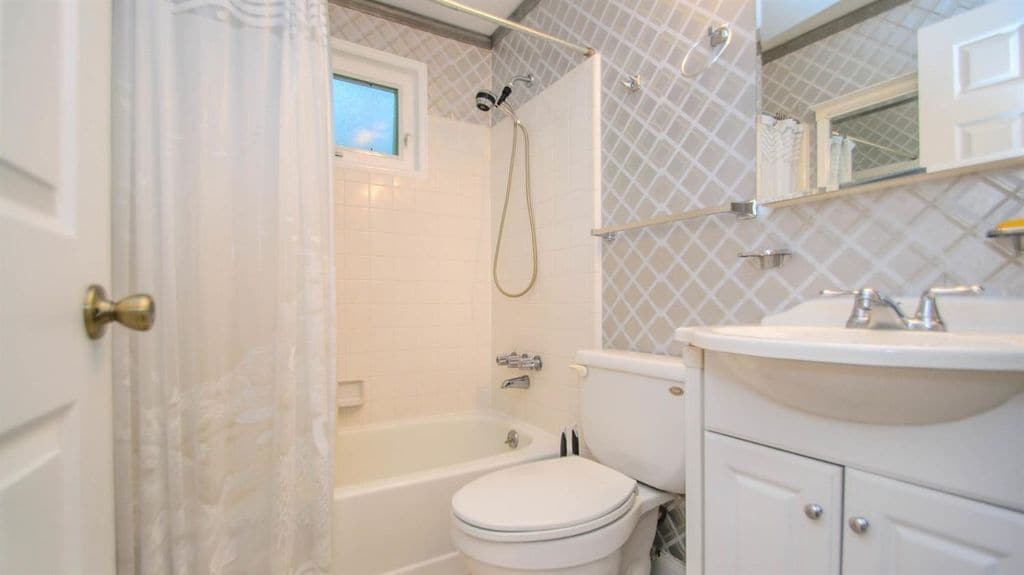 Bath #1 - 1301 Jones Dr