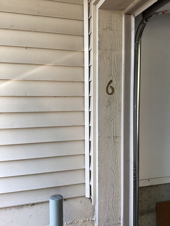 Building Photo - Charming Edmonds Condo with Two Garages and Modern Comforts